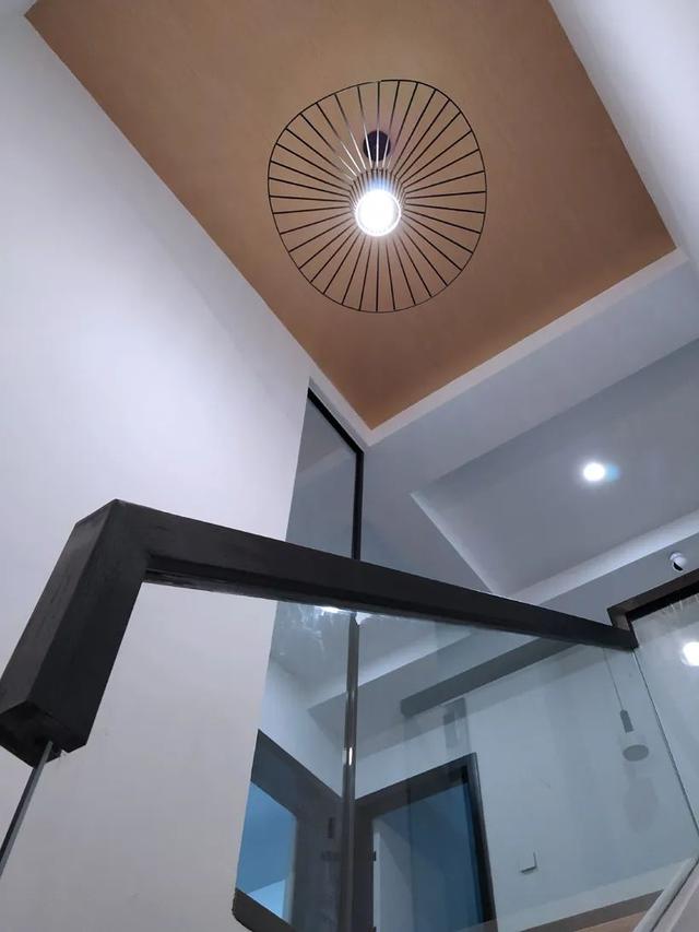 「」180㎡现代风小别墅，黑色皮沙发布置，简约的空间，瞬间显高级