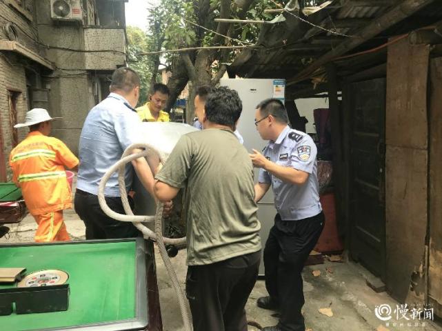 慢新闻|撤离工人、抢险居民区、劝阻“摸鱼人”…… 重庆九龙坡区警方全力迎战洪峰过境