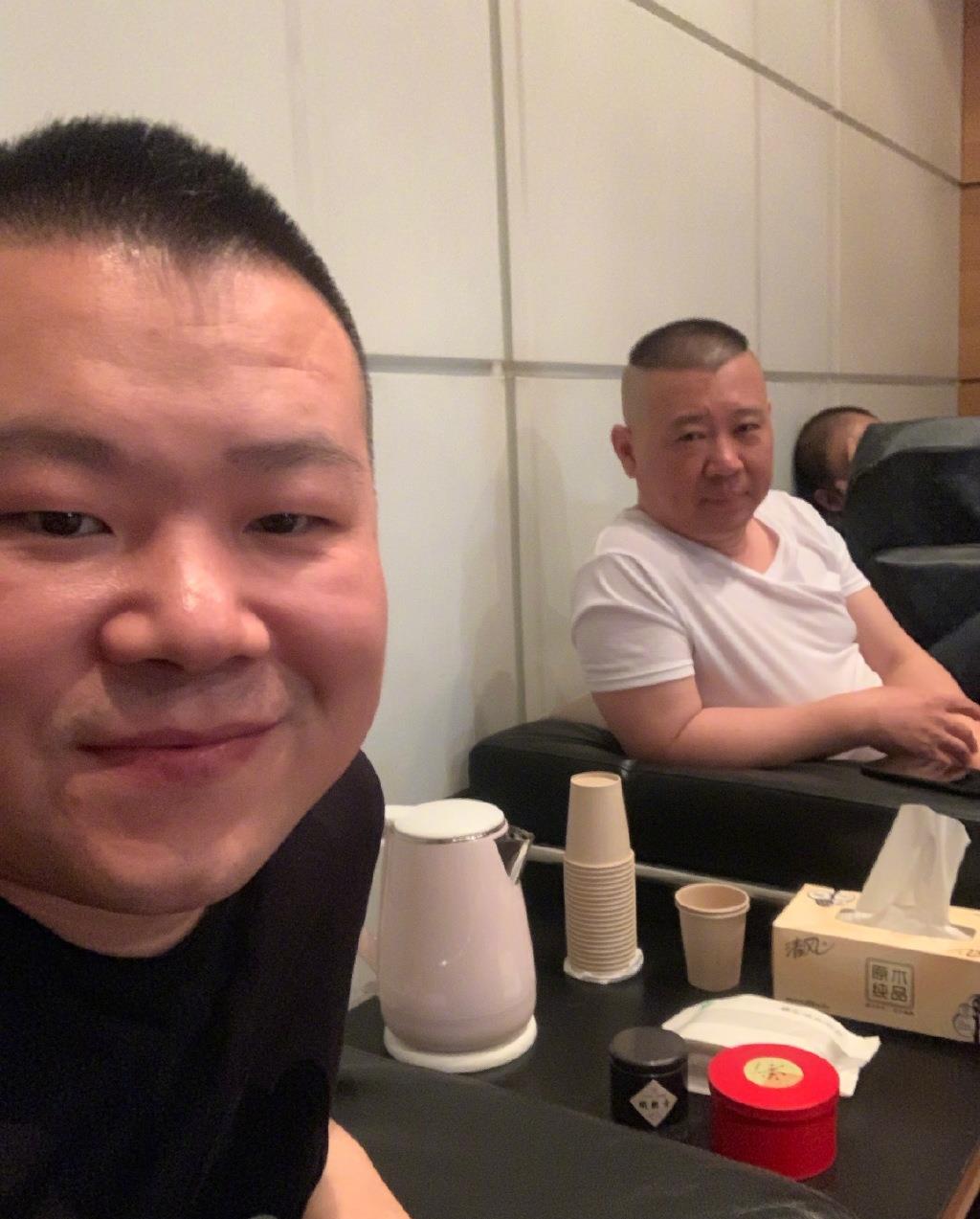 岳云鹏：岳云鹏深夜偷吃，桌上的酒成亮点，网友：上亿土豪就喝这白酒？