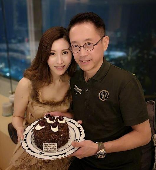 『李嘉欣』参观李嘉欣在香港的豪宅，客厅装修宛如宫殿，后花园直接能看到海