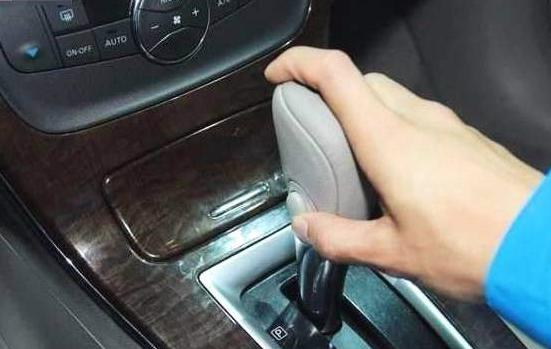 自动挡|自动挡停车先熄火还是先挂P档？一旦搞错顺序，变速箱提前报废