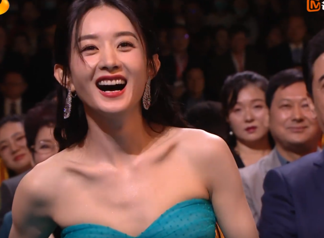 赵丽颖|赵丽颖晚会穿露肩礼服,在锁骨上洒满了高光,在灯光下绝美