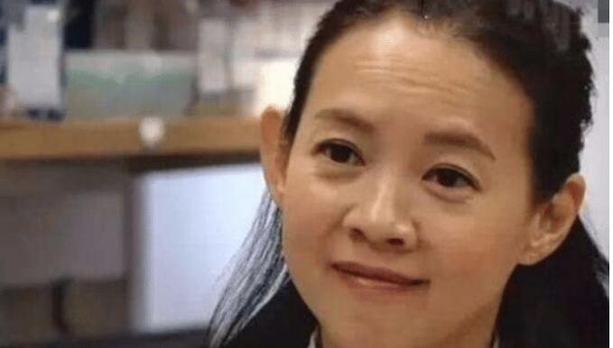 曾宝仪|曾志伟的大女儿47岁，不结婚也不生子，皱纹疯长越老越像父亲