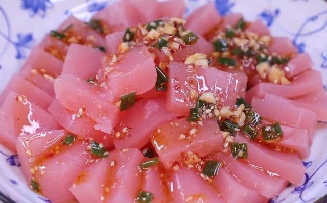 西红柿：夏天要多吃西红柿，不腌不炒不凉拌，一次三斤不够吃，给肉都不换