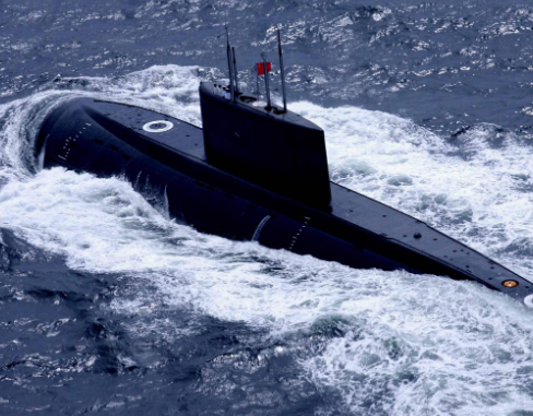 「潜艇」潜艇上浮被拦腰切开，39名官兵仅一人幸存，用生命给我国上了一课