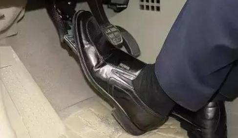 自动挡@等红灯时,为什么有些人会一直踩着刹车?