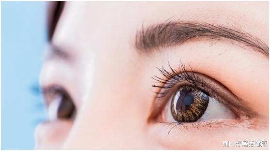 肝脏|睡前爱玩手机的人，头部若出现3个症状，或许肝已“撑不住”了