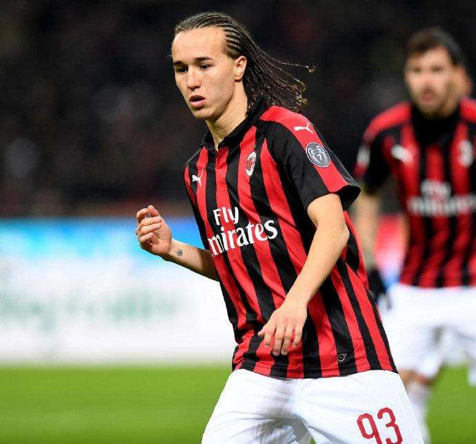 埃丁森·卡瓦尼|五大联赛转会窗马上关闭，各大豪门在最后时刻疯狂官宣