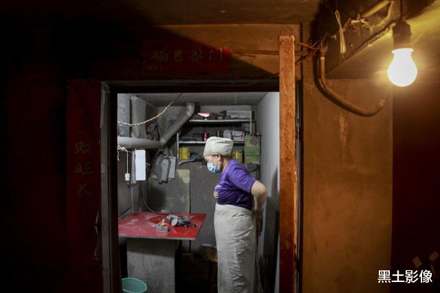 黑土影像|丈夫失联单亲妈妈依靠石板刻字为生，如今9岁儿子可能也保不住了