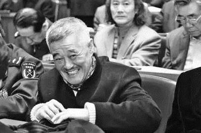 「赵本山」黑白通吃、负面不断，被\人民日报\批评的赵本山，为何没被封杀？