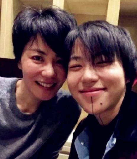 王菲@51岁王菲养出“少女肌”,自曝26年护肤秘诀,网友直呼:简单有效