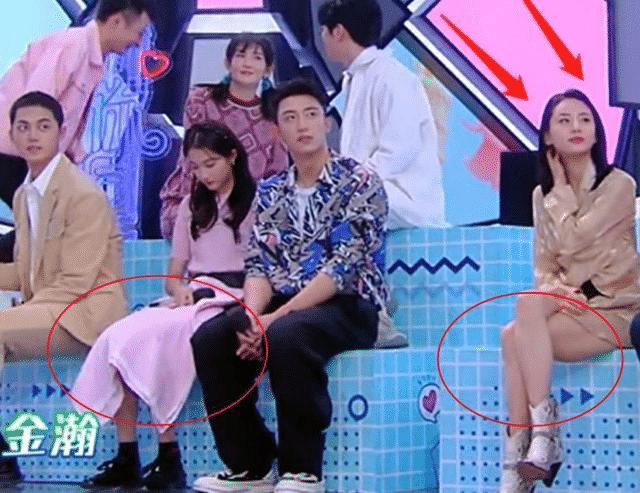 [王子文]22岁关晓彤与32岁王子文同台，看到两人的坐姿，才知差别在哪