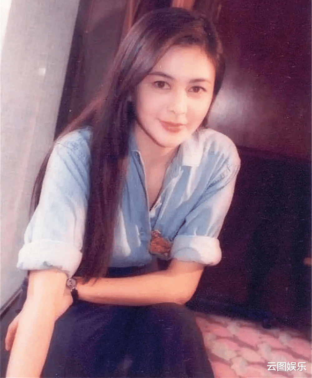 |关之琳罕见展示卧室,色调简单干净整洁,床边两条“锁链”太抢镜