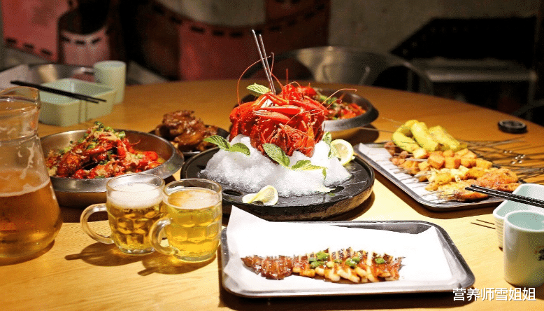 『肝脏』晨起后,身体出现4个迹象,提示肝脏藏毒,需要养肝,不能再拖了