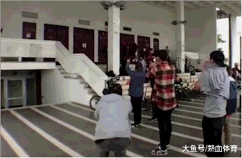 ##搞笑GIF：这孩子有前途，这么小就知道看美女？