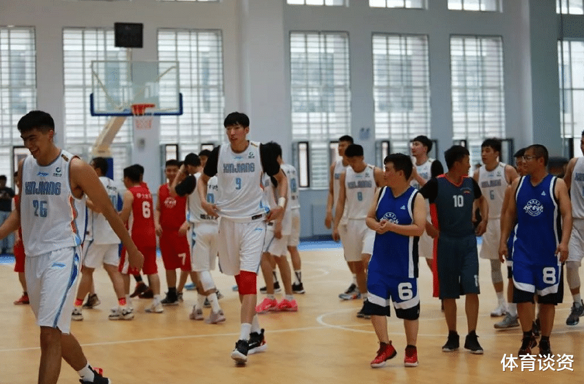 周琦▲更壮了!周琦消失99天再次露面,手臂肌肉抢镜,如同低配版波神