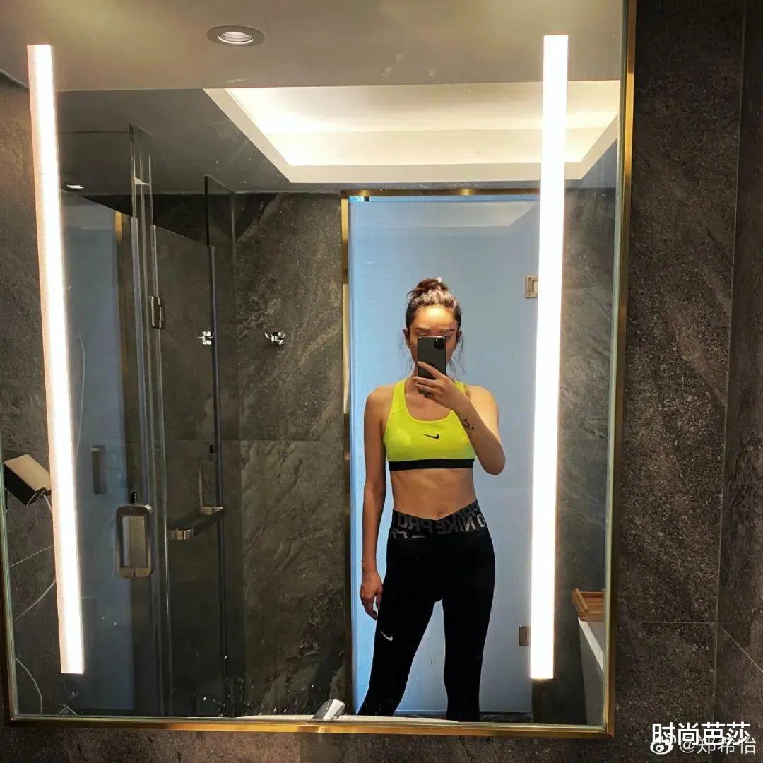 「李栋旭」年轻不用“妆”，像姐姐们一样会绑头发就够了！