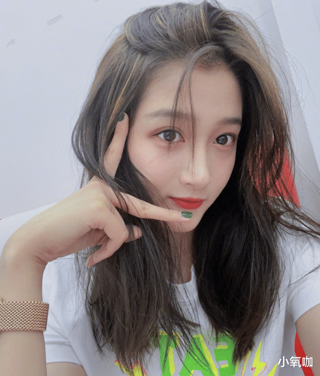 发型|有种“整容”叫换发型，关晓彤留空气刘海大变样，第一眼认为是大妈