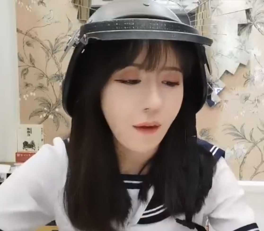 「呆妹儿」小团团坐稳一姐呆妹慌了？拉上女主播线下整活，却又说错了话