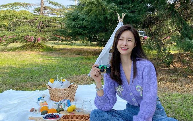 [沈梦辰]沈梦辰晒海涛视角春游照，却大意忘记p图，露脐装下的腰围有点意外