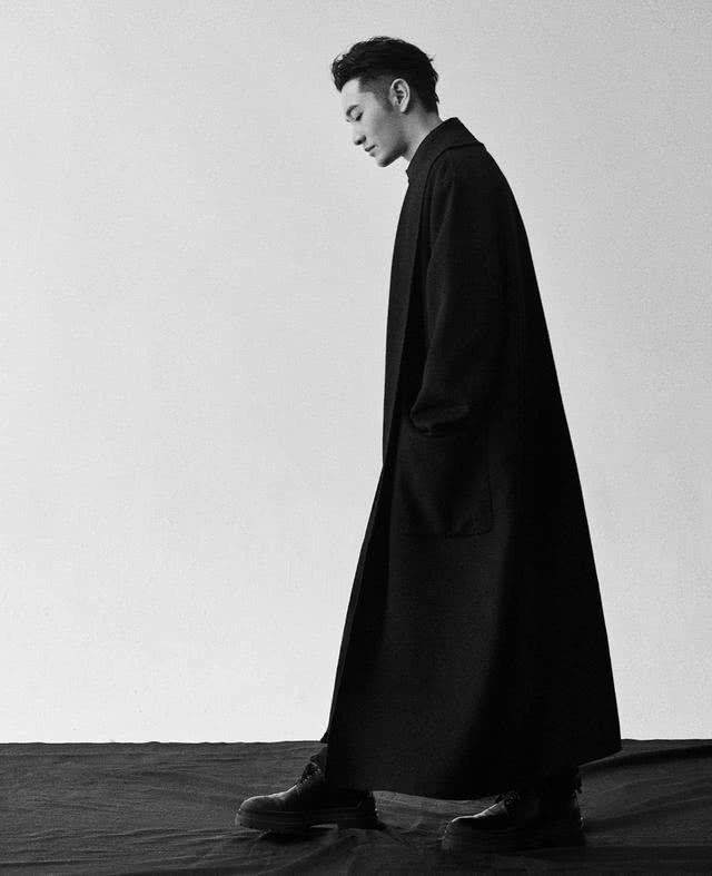 #西装#黄晓明换新发型,穿西装配阔腿裤不再油腻,43岁气质回春更耐看!