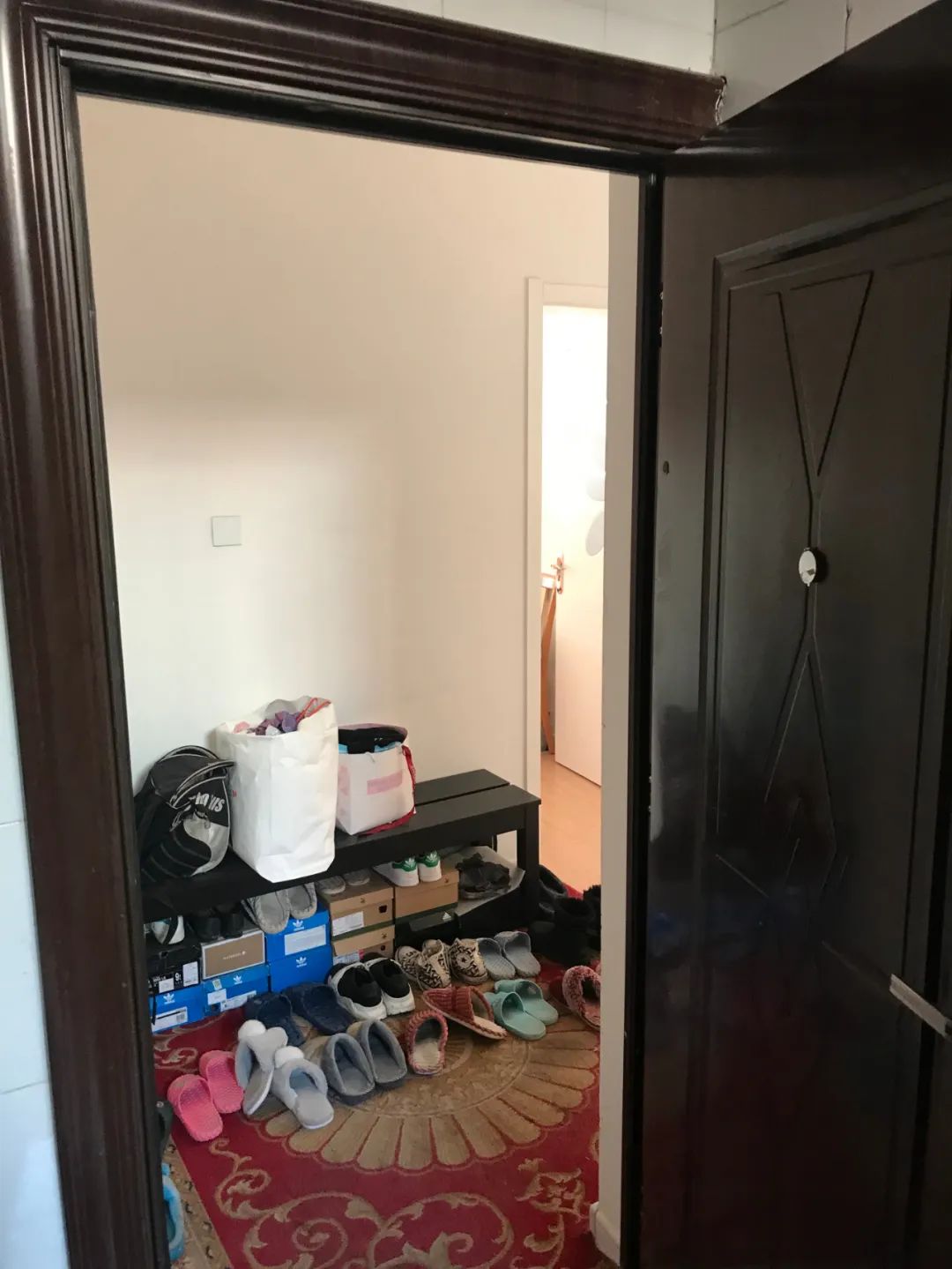 ▲玄关太窄,摆不下鞋柜?这样设计,宽敞实用又大气!