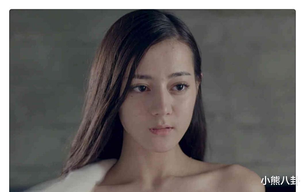 『迪丽热巴』这是刚出道时的迪丽热巴，与很多小演员一样，这种镜头与画面也没少拍