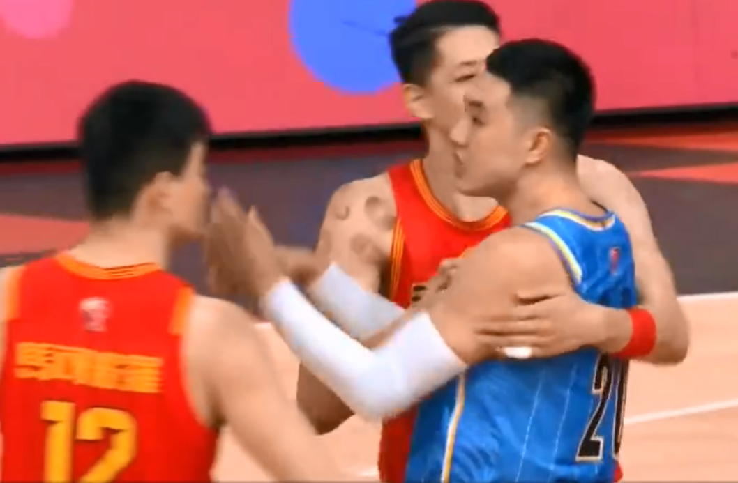 北京男篮|刘晓宇被吹违体犯规，北京男篮集体离场，有谁注意到王骁辉的行为