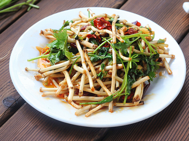 「蕺菜」它被称“天然泻药”，一周吃3次，百吃不腻，小肚子不鼓了，越吃越瘦