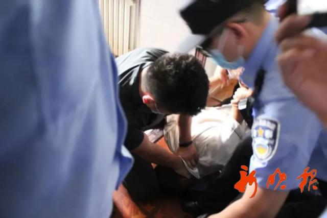 半岛晨报|?“谁敢进我房，砍死谁”男子惊动了派出所、法官、公证处、物业