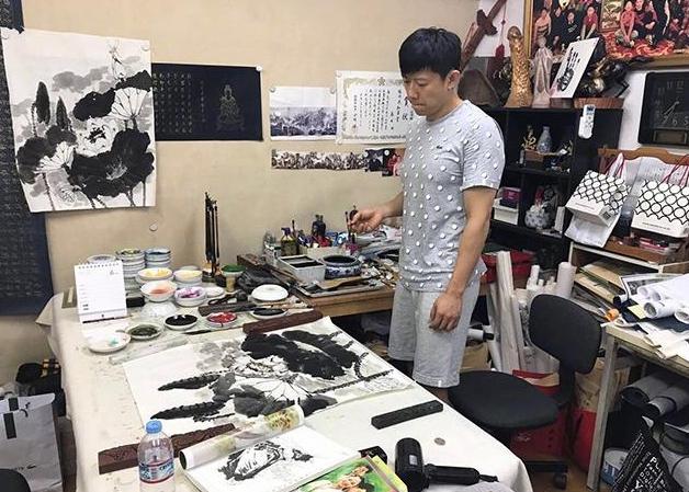 |走进夏雨和袁泉的家，夫妻俩生活朴素简约，沙发坐垫还是手工织的