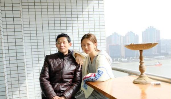 杨超越|参观杨超越现实中的家，阳台正对着一线海景，厨房装修有点小清新