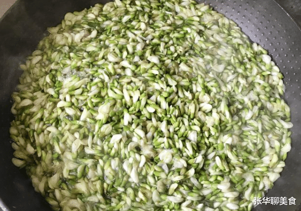 【槐花】又到吃槐花的季节，教你2个储存方法，全年都能吃到鲜槐花！
