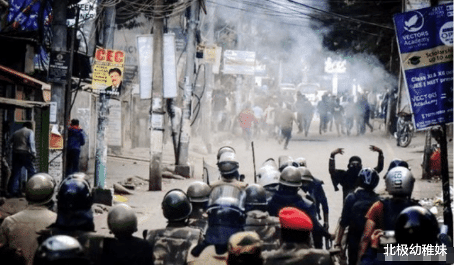 印度|印军增援部队再收噩耗，大批救护车拉走尸体，莫迪怒斥指挥太糟糕