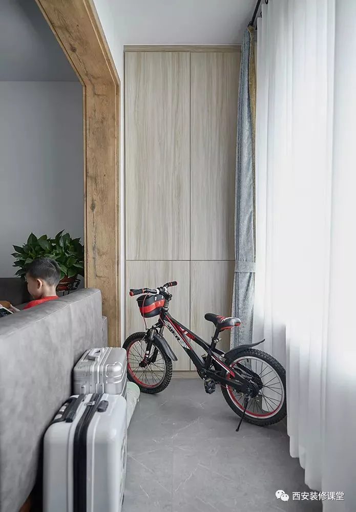 |150㎡三口之间，开放厨房和玻璃书房，大白墙也能有文艺范