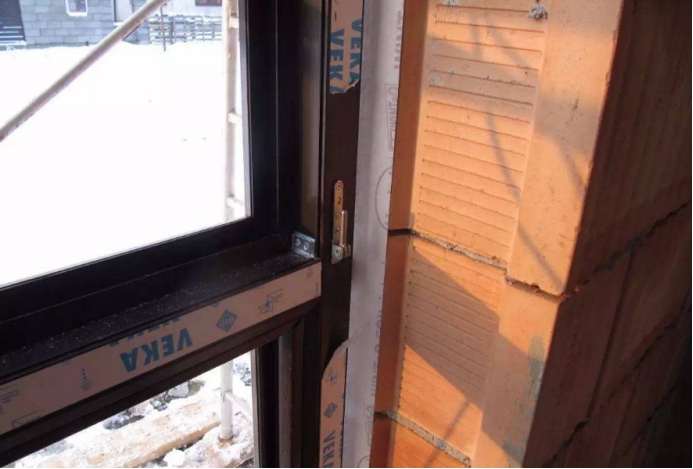 避雷针|装修“避雷针”，门窗填缝水泥VS发泡胶，才半年就有裂缝，太坑了