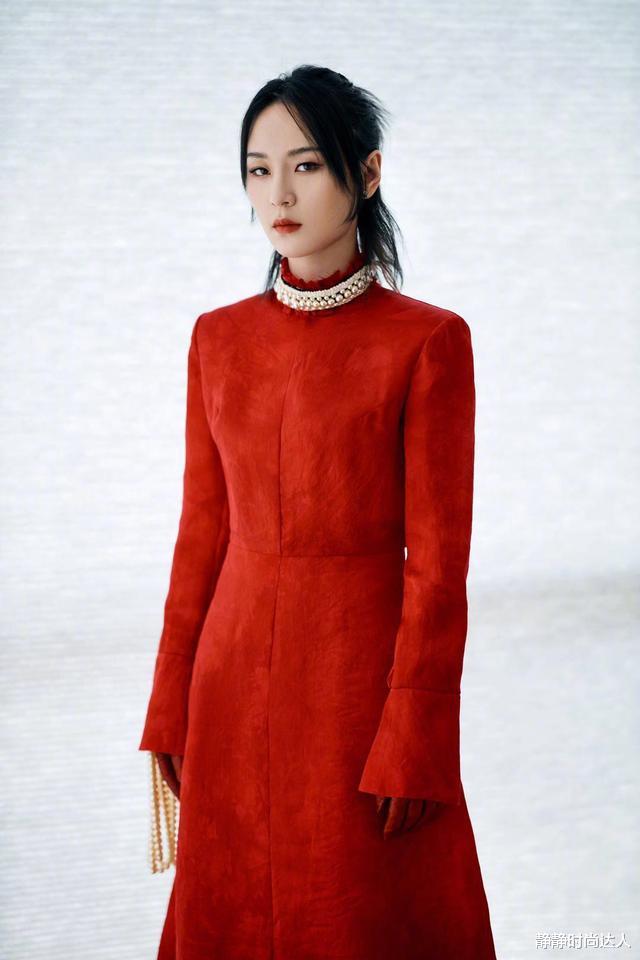 周笔畅|周笔畅穿出女人味，宫廷风红色礼服配珍珠首饰，复古又典雅