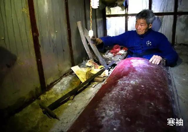 乙肝@94岁老人住活人墓，睡棺材，修墓花了26万，墓内安装五道防盗门