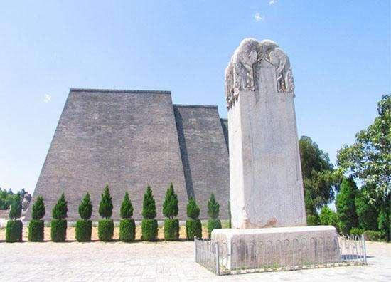 武则天▲武则天墓前无字石碑千年来无人能懂,却被采药老农一锄头意外破解