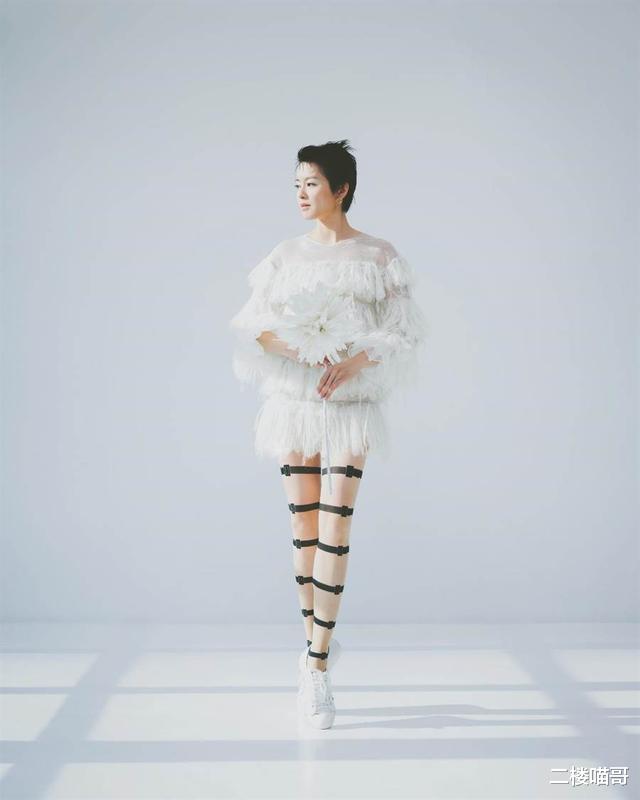 【gigi】梁咏琪加盟环球推出新专辑，透视46寸长腿挑战极限