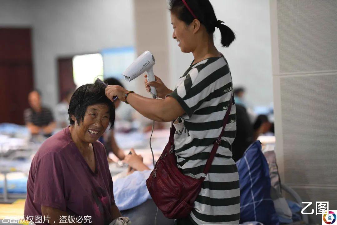 合肥|又见“方舱”：巢湖分洪14万人转移，学校体育馆8小时搭千张床铺