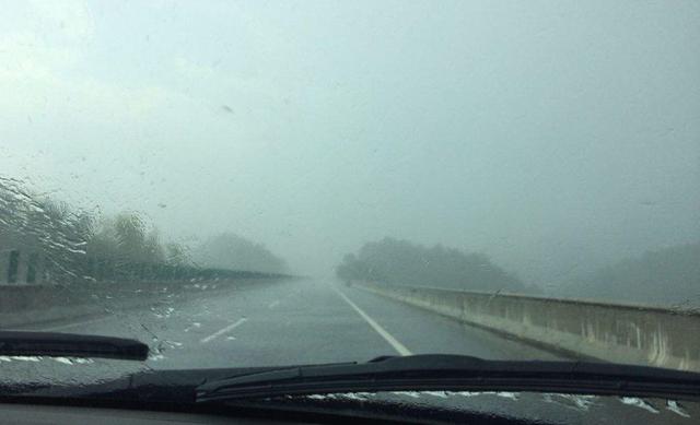 暴雨|高速路上突遇暴雨,靠边停车算违章吗?交警:解释最后一次!