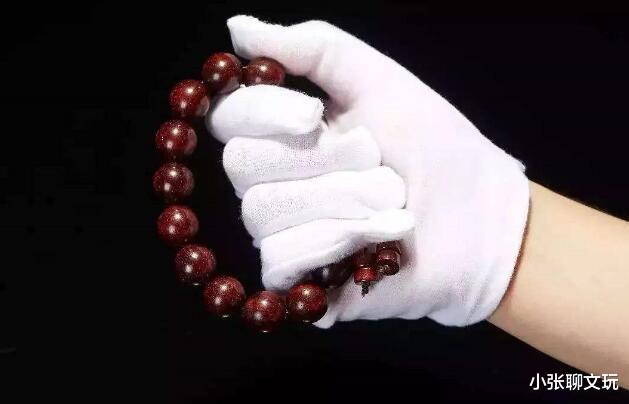 文玩|油汗手适合什么样的手串呢？几十块的手串玩好了能卖到千元