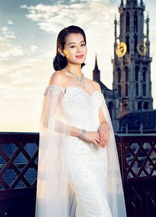 #连衣裙#胡杏儿女神范十足，摩卡波波头搭配白色蕾丝连衣裙，知性优雅