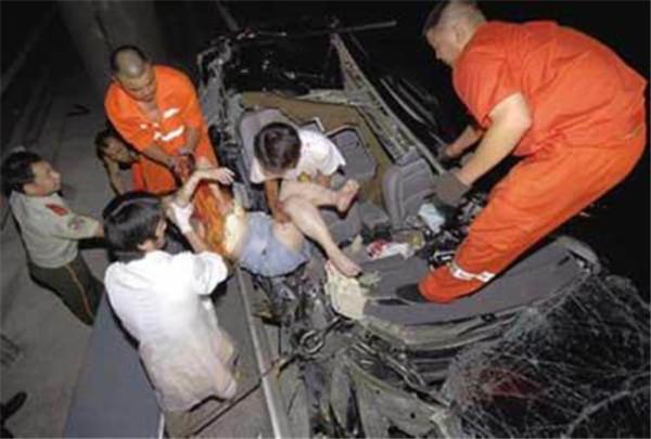 胡歌：她为救胡歌当场丧命，仅23岁成胡歌永远的痛，为她建30座希望小校