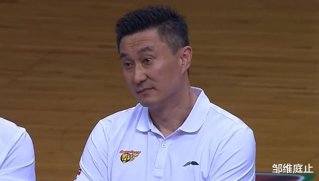 易建联|没外援真不行！阿联摇头很郁闷，杜锋场边很生气，攻防哪去了？