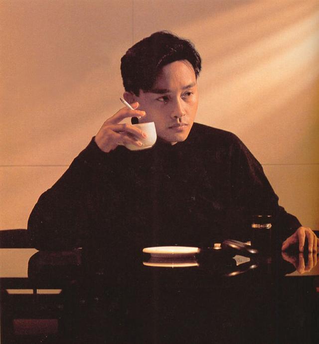 黄家驹|1993年，他拽着黄家驹舞台坠落，黄家驹英年早逝，他却风光至今