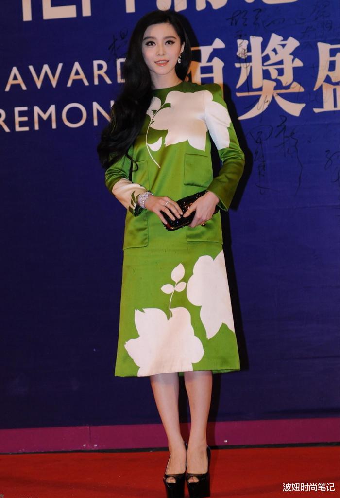 范冰冰|范冰冰低调亮相，穿印花裙扎低马尾气质温柔，一旁老妈造型更招摇