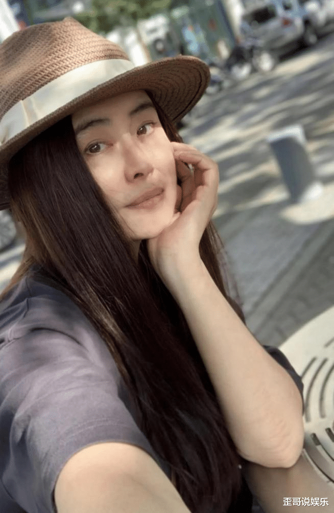 王祖贤|网友温哥华街头遇王祖贤，疑和男性朋友商量再购房？身材让人意外