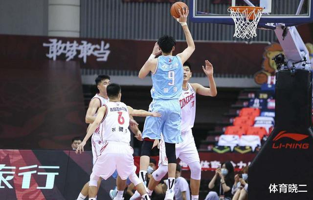 「周琦」20+10！前宏远2米22中锋迎爆发，对位周琦不落下风，朱总后悔吗